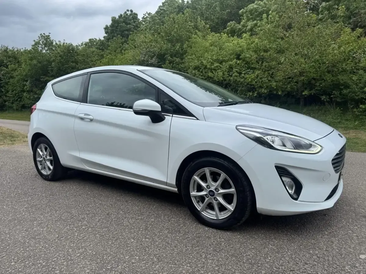 Begagnad Ford Fiesta Zetec 2018 Vit Halvkombi