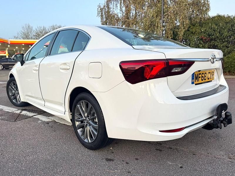 Used Toyota Avensis Business Edition 143 HP (105 kW) 2018 White Sedan