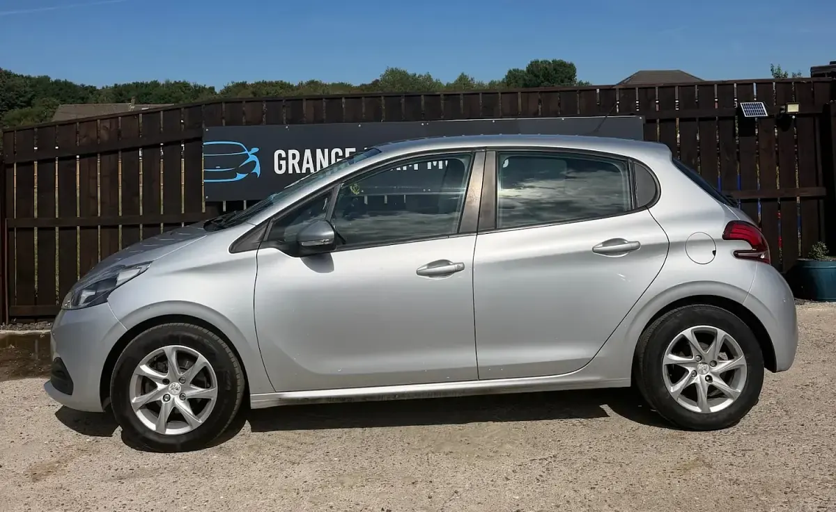 Used Peugeot 208 Active 73 HP (53 kW) 2015 Silver Hatchback