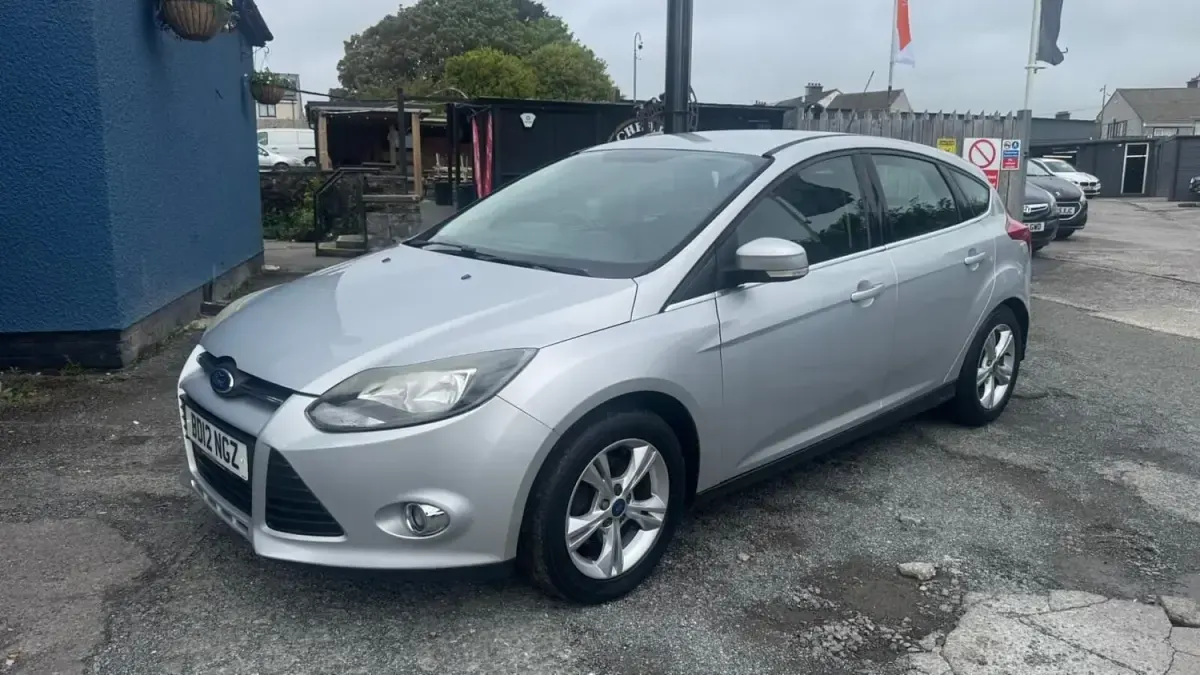 Begagnad Ford Focus Zetec 2012 Silver Halvkombi