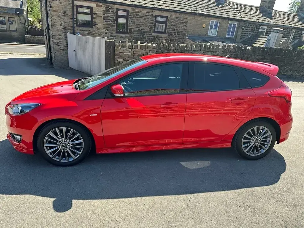 Used Ford Focus ST-Line 140 HP (102 kW) 2018 Red Hatchback