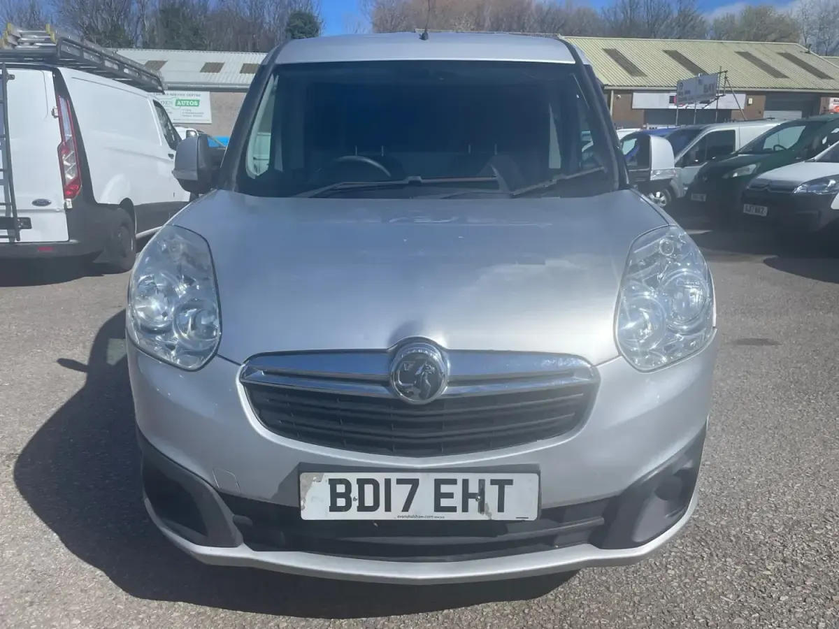 Second-hand Vauxhall Combo Sportive 95 CP (69 kW) 2017 Argintiu Monovolum
