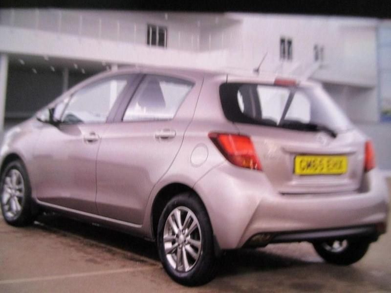 Used Toyota Yaris 99 HP (72 kW) 2015 Bronze Hatchback