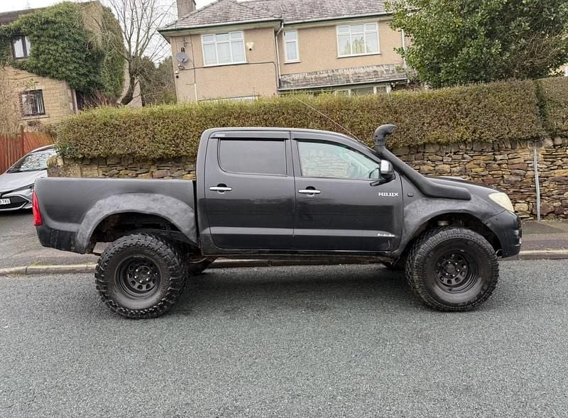 Used Toyota HiLux 171 HP (125 kW) 2010 Black Pickup