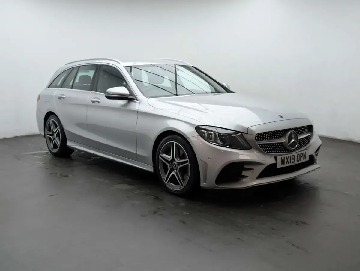 Usado Mercedes C220 AMG line 194 CV (142 kW) 2019 Plateado Familiar