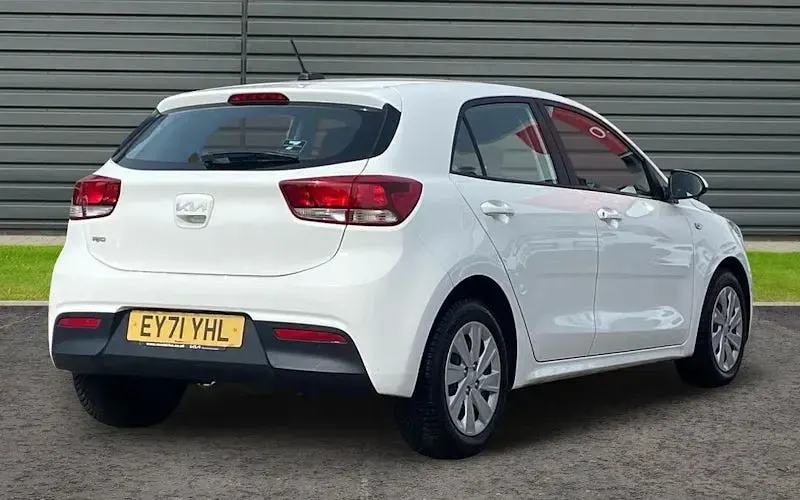 Used Kia Rio 84 HP (61 kW) 2021 White Hatchback