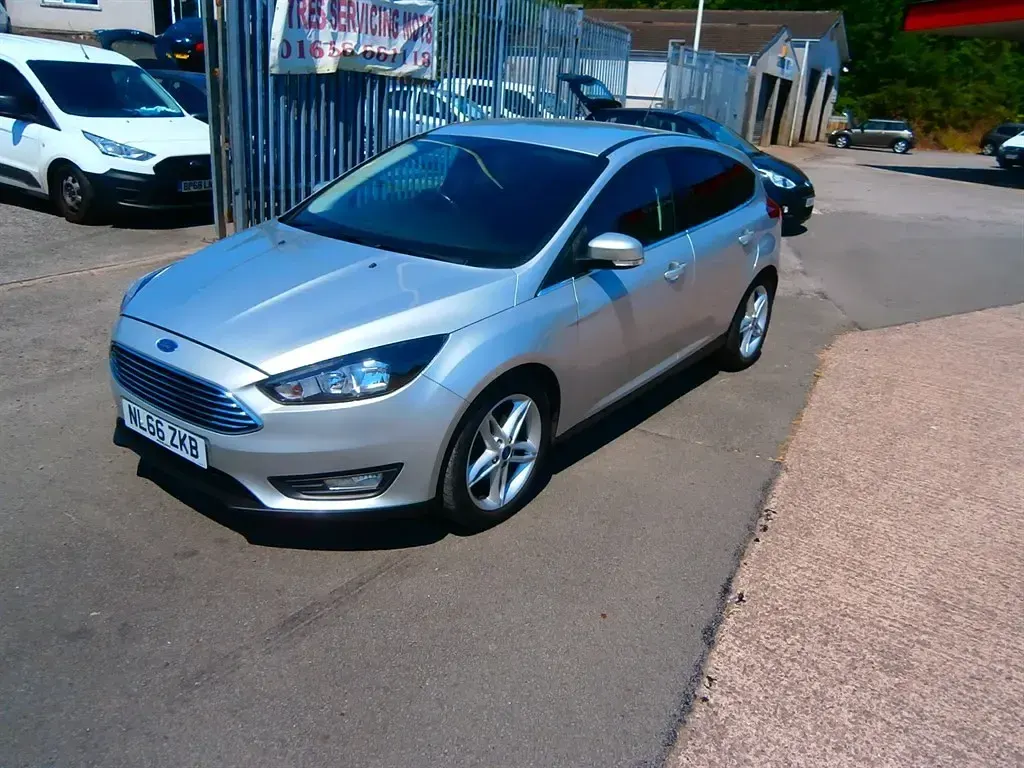 Used Ford Focus Zetec 120 HP (88 kW) 2016 Silver Hatchback