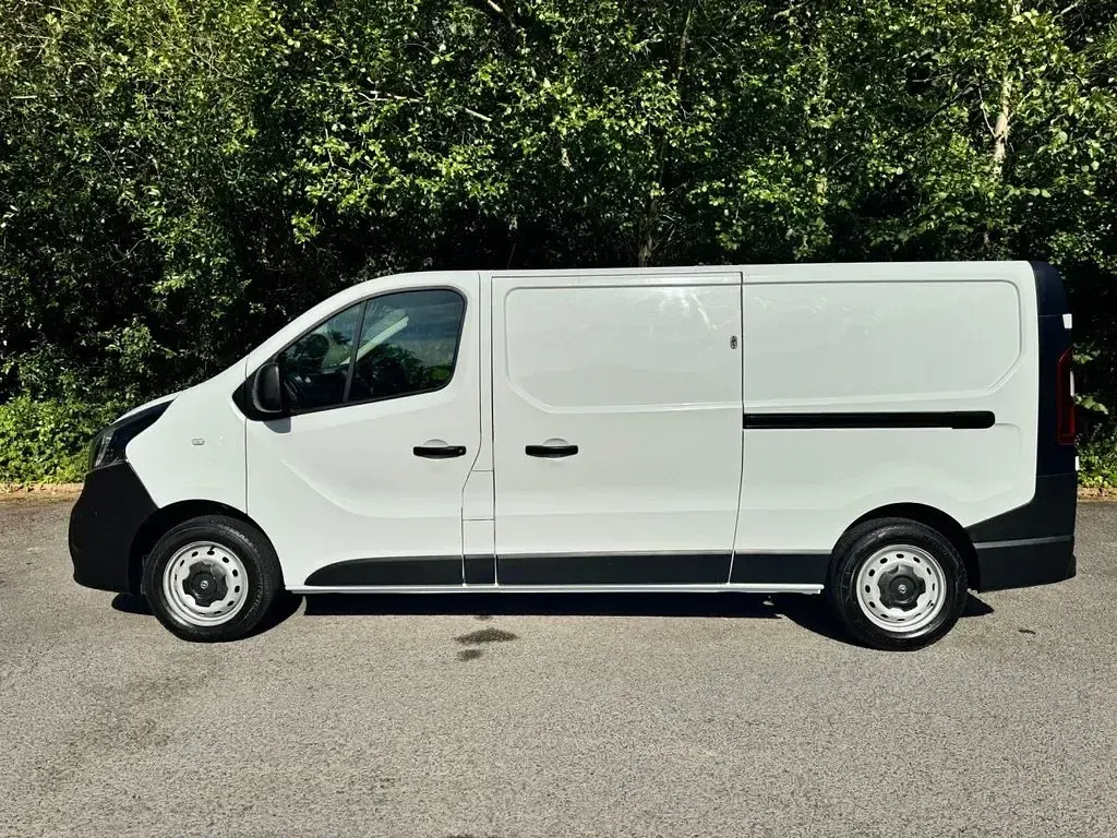 Used Vauxhall Vivaro 120 HP (88 kW) 2019 White MPV