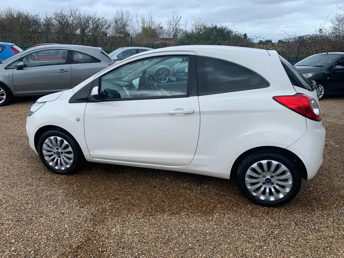 Used Ford Ka Zetec 69 HP (50 kW) 2014 White Hatchback
