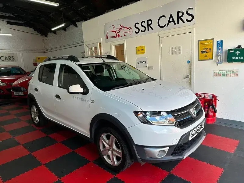 Used Dacia Sandero Lauréate 90 HP (66 kW) 2015 White Hatchback