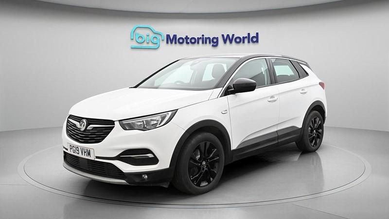 Used Vauxhall Grandland X Sport 130 HP (95 kW) 2019 White SUV