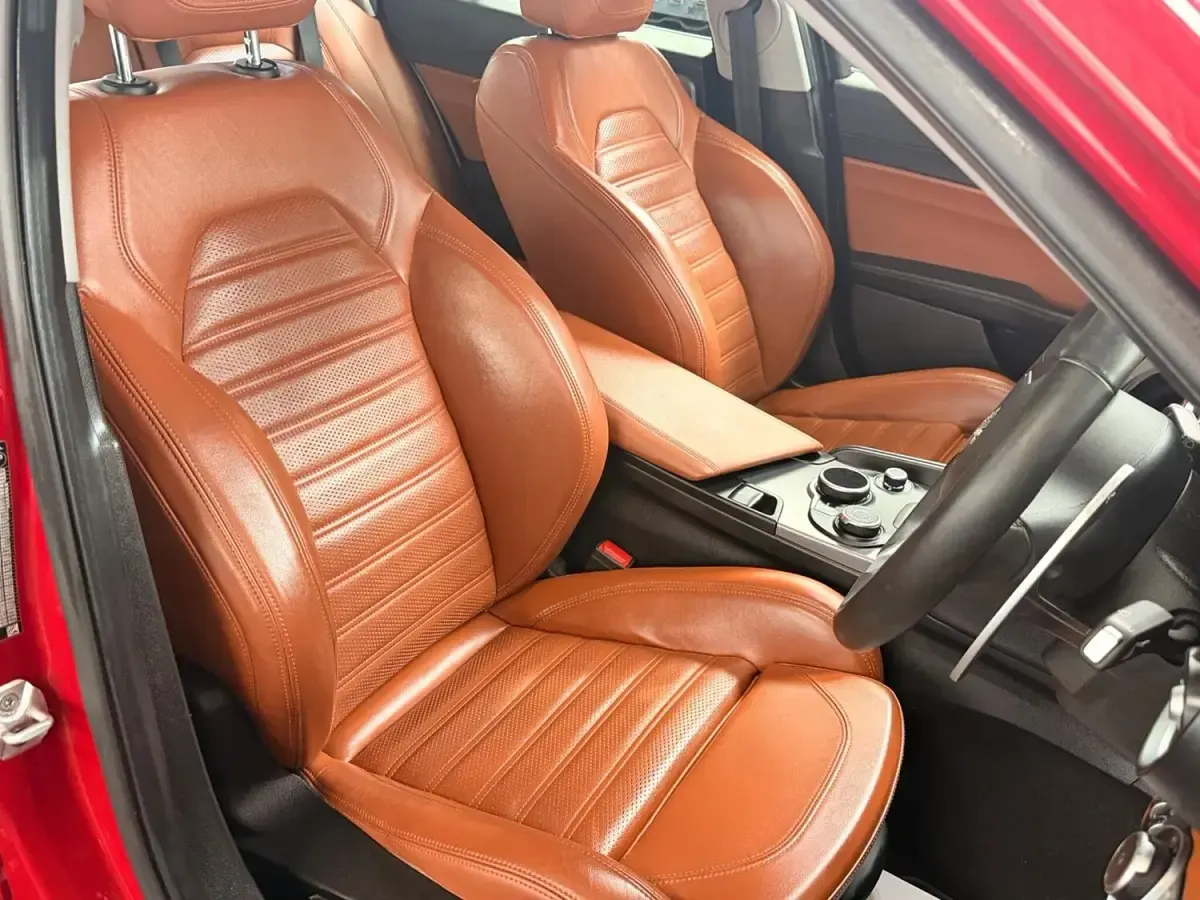 Used Alfa Romeo Giulia Veloce 280 HP (205 kW) 2018 Red Sedan
