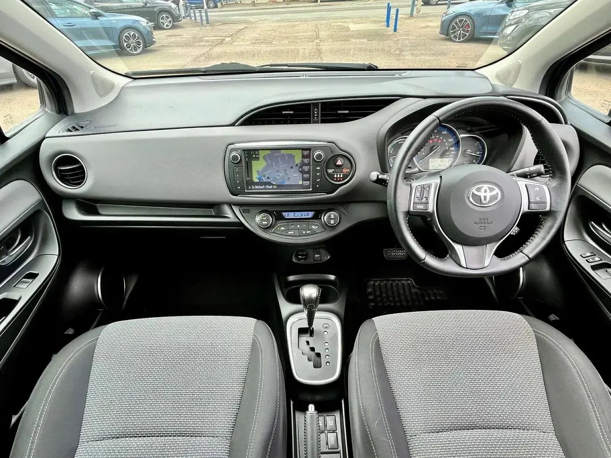 Used Toyota Yaris Hybrid 2016 Blue Hatchback