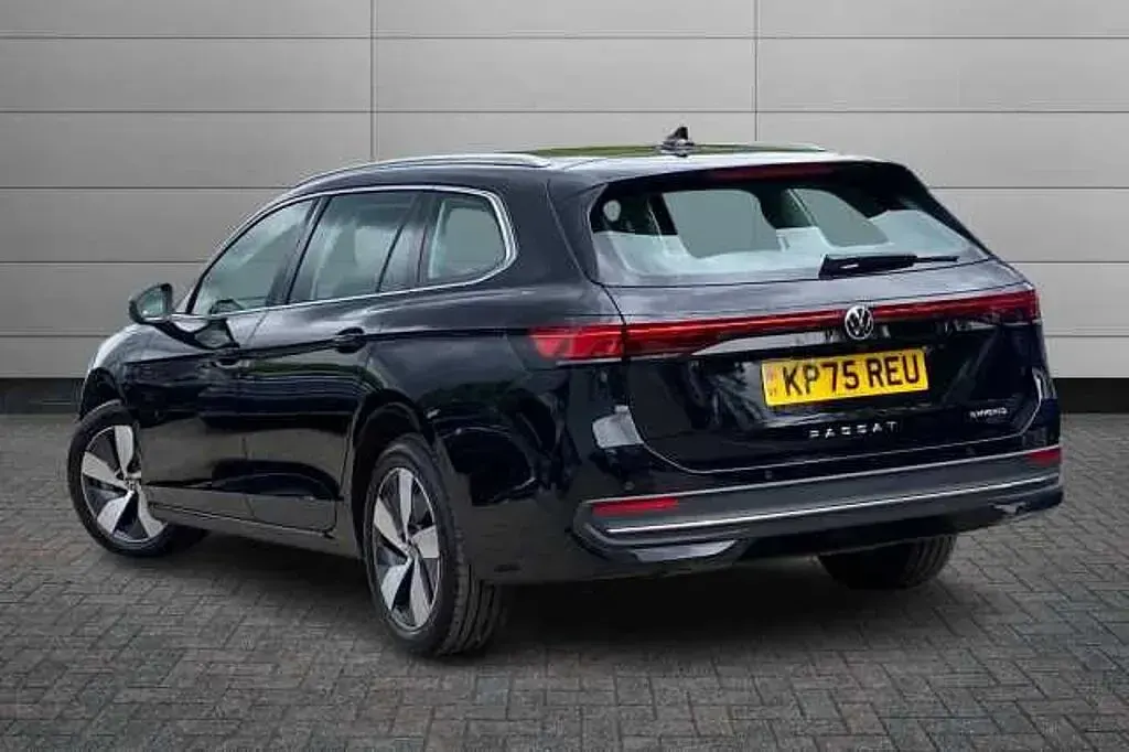 Used VW Passat Life 204 HP (150 kW) 2025 Black Estate