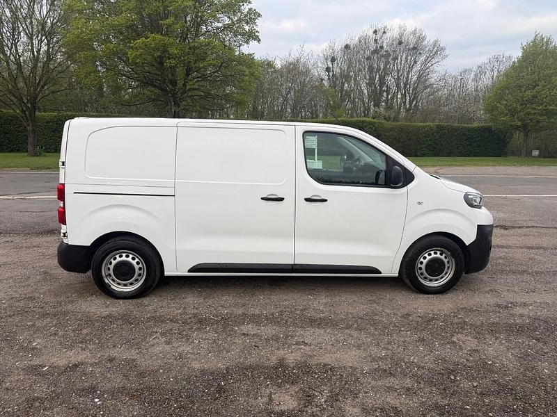 Used Peugeot e-Expert 100 kW (136 HP) 2021 White Van