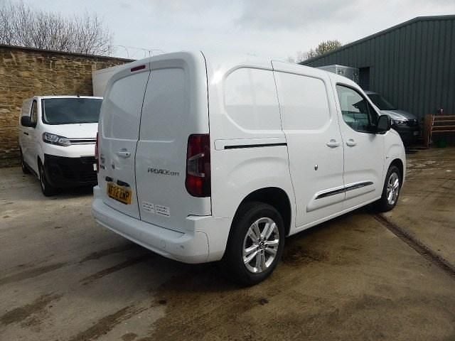Used Toyota Proace Design 130 HP (95 kW) 2022 White MPV