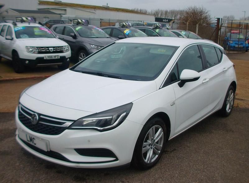 Used Vauxhall Astra Design Edition 136 HP (100 kW) 2017 White Hatchback