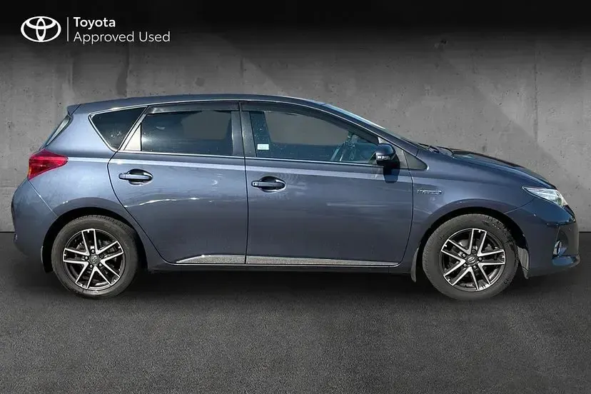Used Toyota Auris Hybrid Plus 134 HP (98 kW) 2014 Blue Hatchback