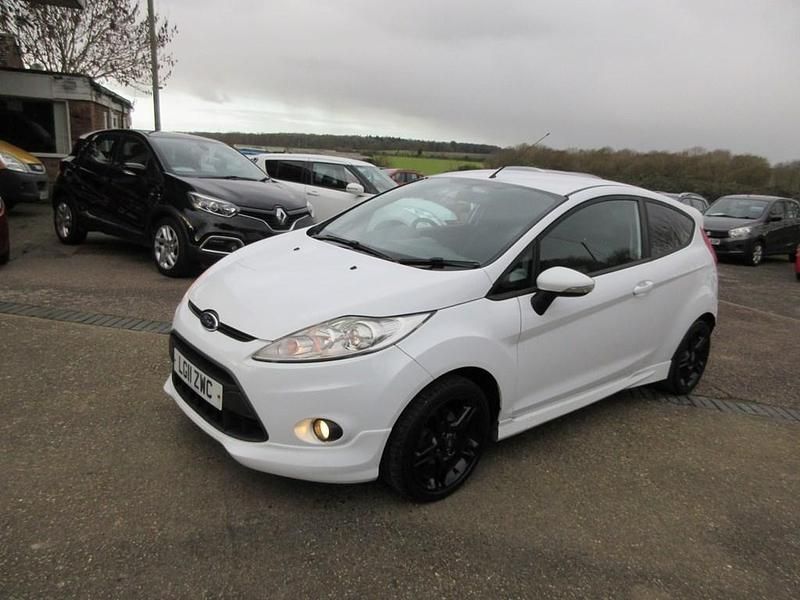 Used Ford Fiesta Zetec 95 HP (69 kW) 2011 White Hatchback