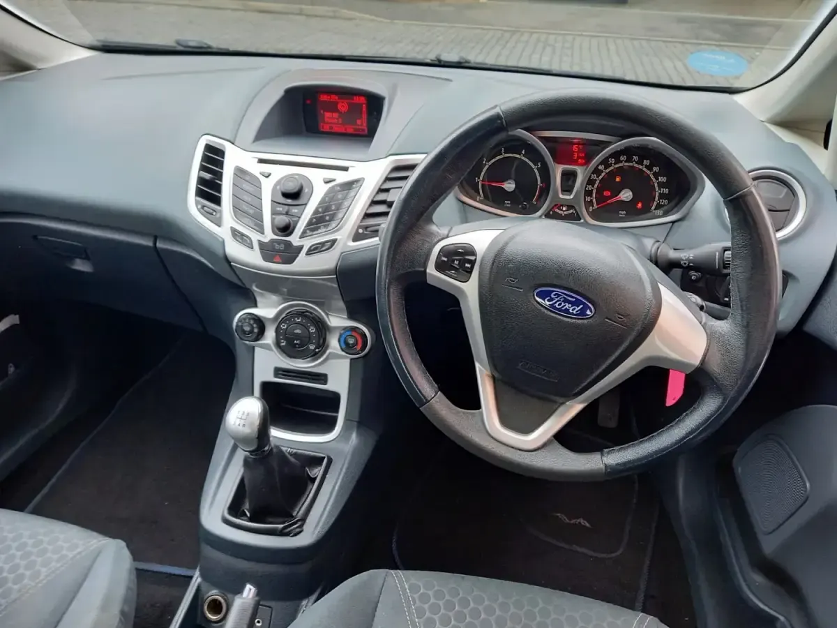 Second-hand Ford Fiesta Zetec 96 CP (70 kW) 2009 Negru Hatchback