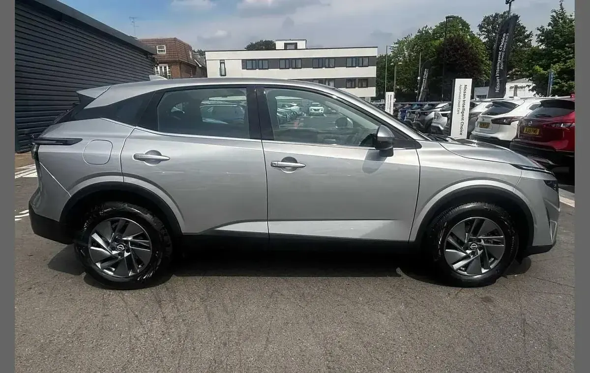 Used Nissan Qashqai Acenta Premium 138 HP (101 kW) 2025 Silver SUV