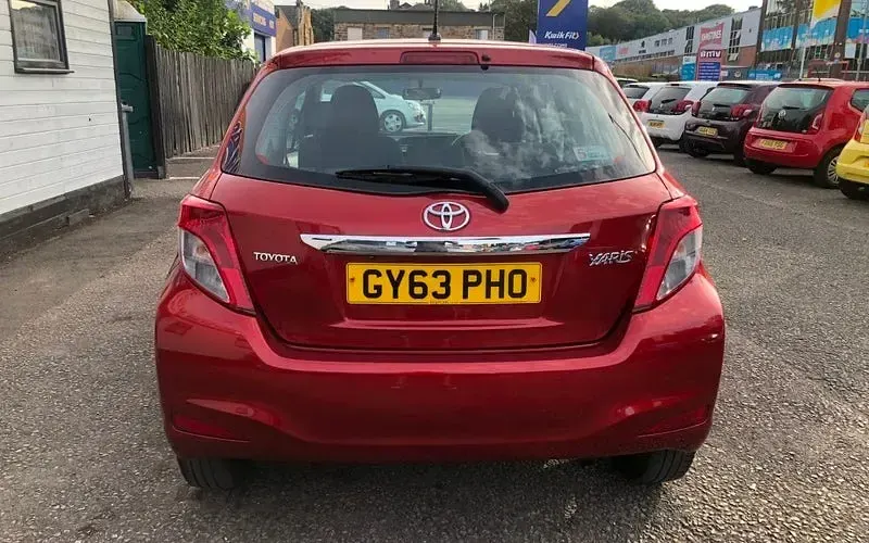 Used Toyota Yaris 101 HP (74 kW) 2013 Red Hatchback