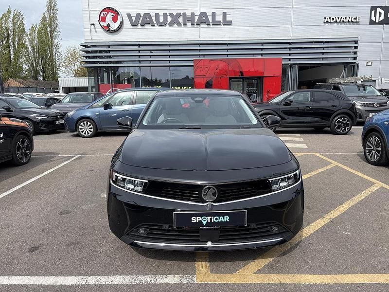 Second-hand Vauxhall Astra Design Edition 128 CP (94 kW) 2022 Negru Hatchback