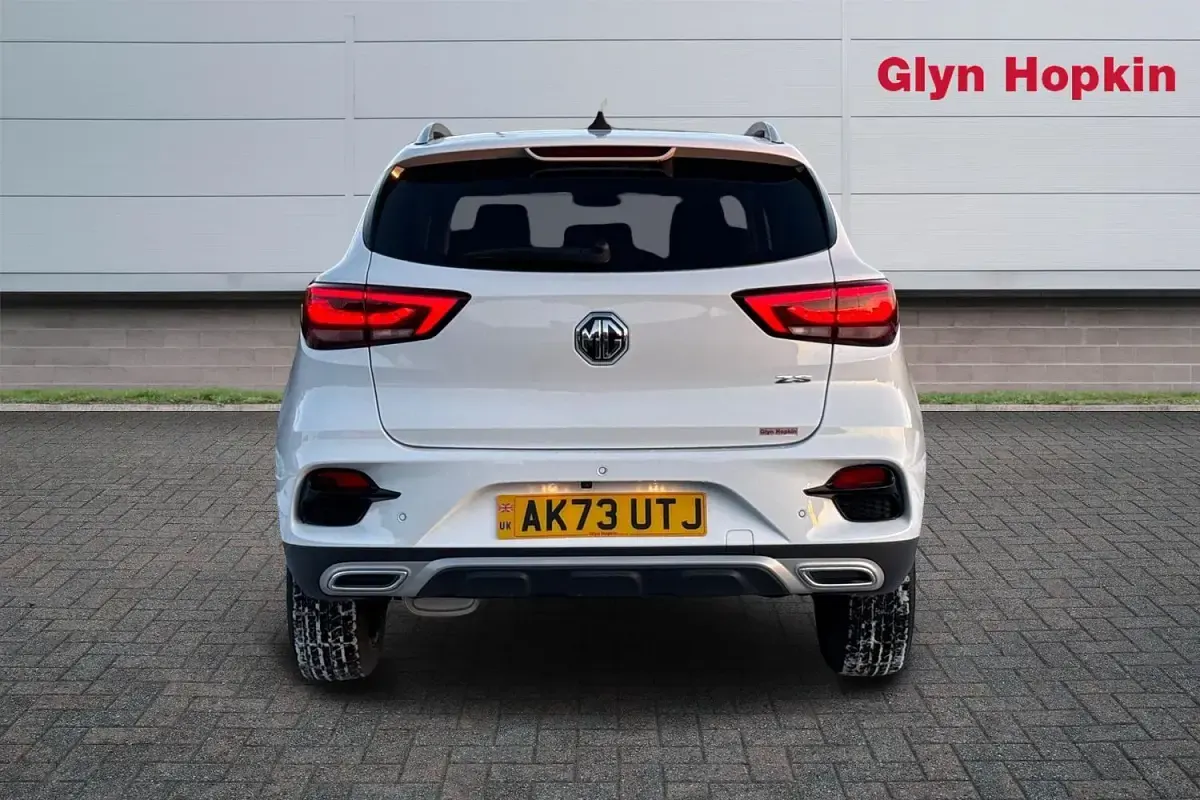 Używany MG ZS Exclusive 111 KM (81 kW) 2023 Biały Hatchback