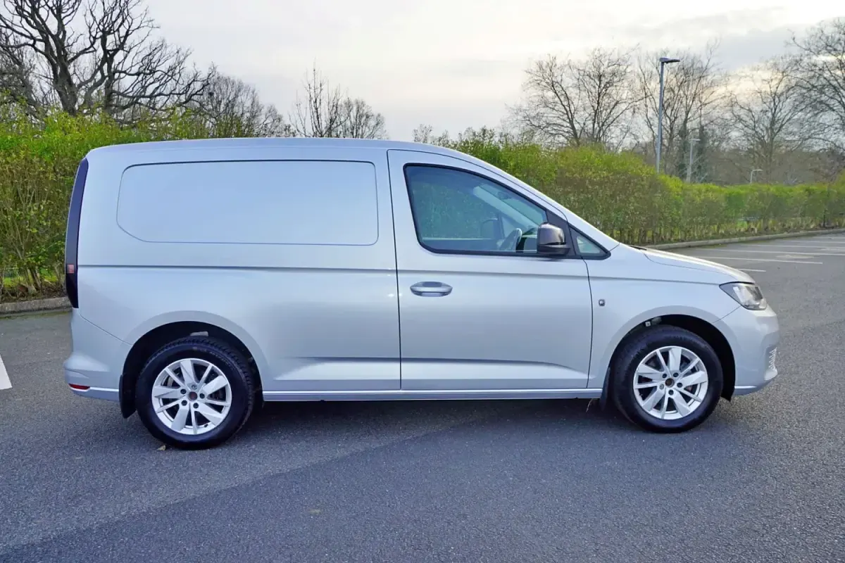 Używany VW Caddy Pro 102 KM (75 kW) 2023 Srebrny Minivan