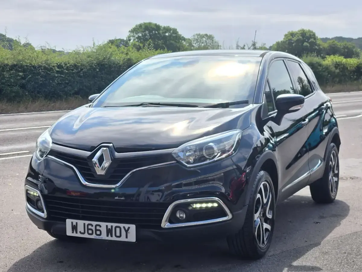 Used Renault Captur Dynamique 90 HP (66 kW) 2016 Black SUV