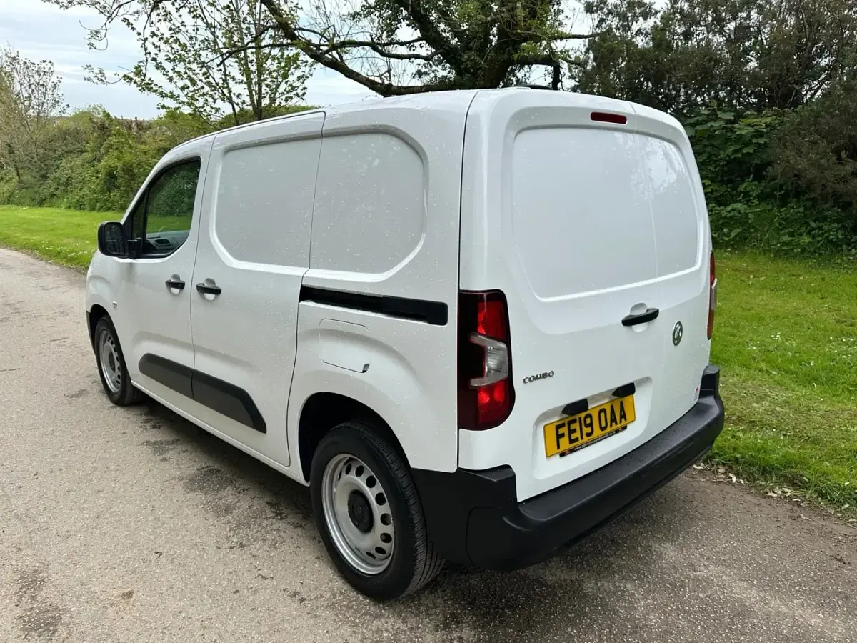 Usado Vauxhall Combo 100 HP (73 kW) 2019 Branco Monovolume