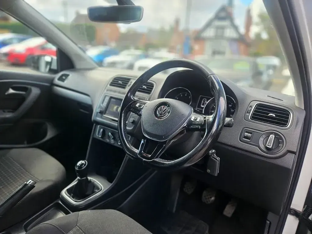 Used VW Polo Edition 75 HP (55 kW) 2017 White Hatchback