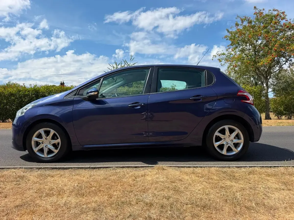Used Peugeot 208 Active 95 HP (69 kW) 2012 Blue Hatchback