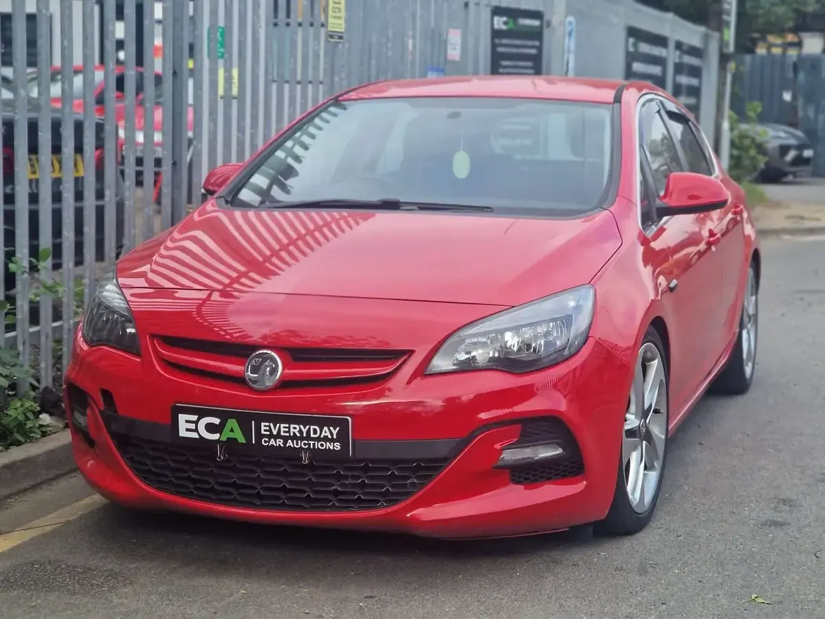 Used Vauxhall Astra Edition 140 HP (102 kW) 2014 Red Hatchback