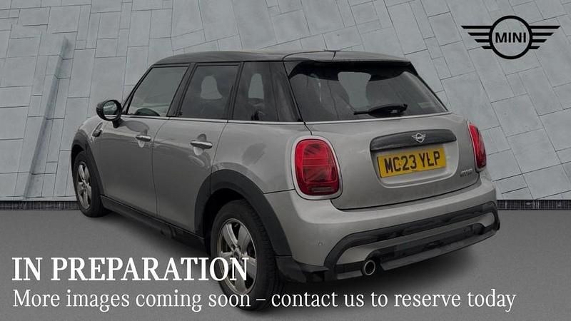 Usado Mini Cooper Classic 134 HP (98 kW) 2023 Prateado Citadino