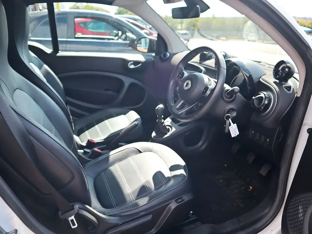 Used Smart ForTwo Cabrio Premium 90 HP (66 kW) 2019 White Cabriolet