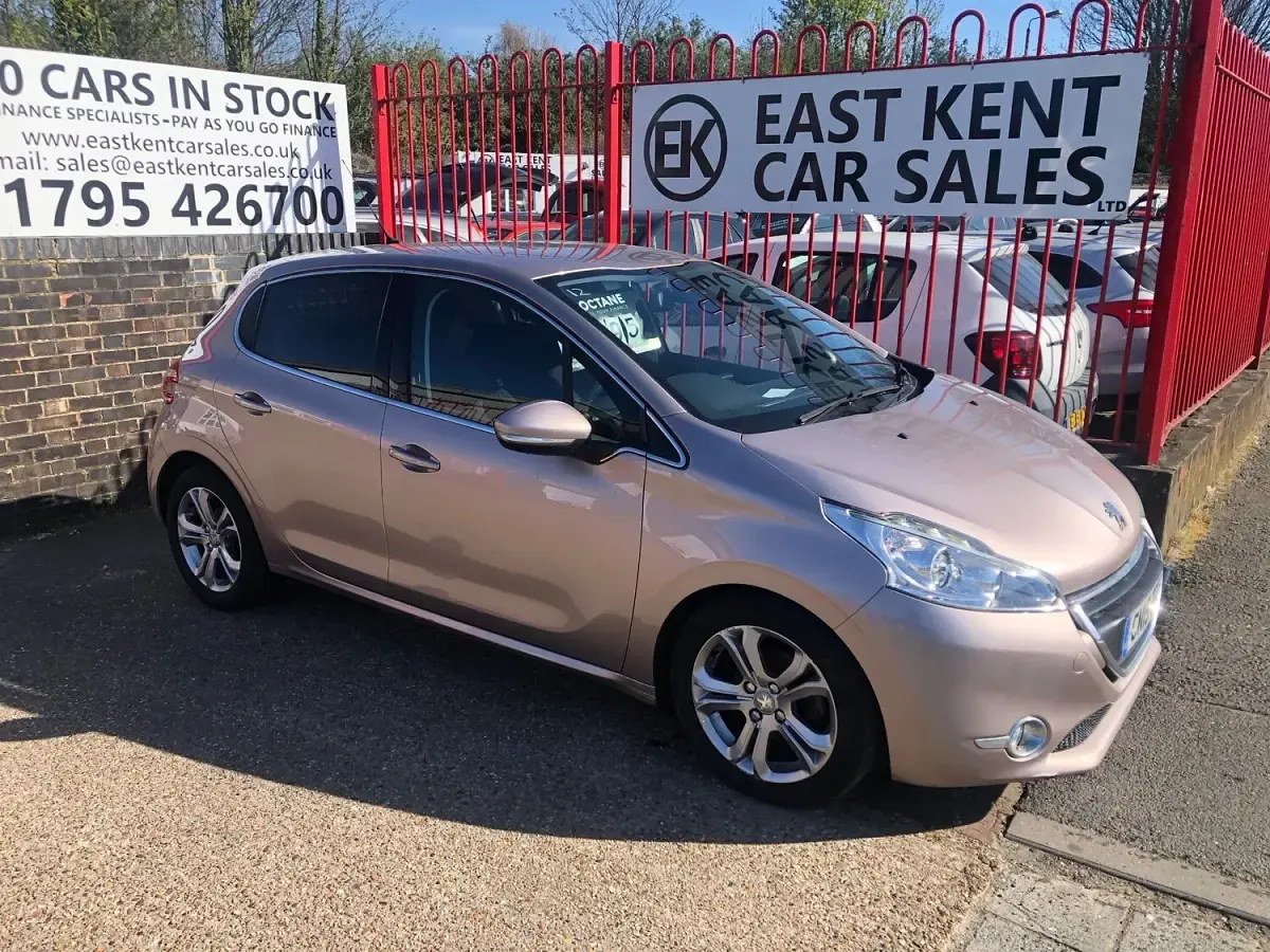 Used Peugeot 208 Allure 92 HP (67 kW) 2015 Pink Hatchback