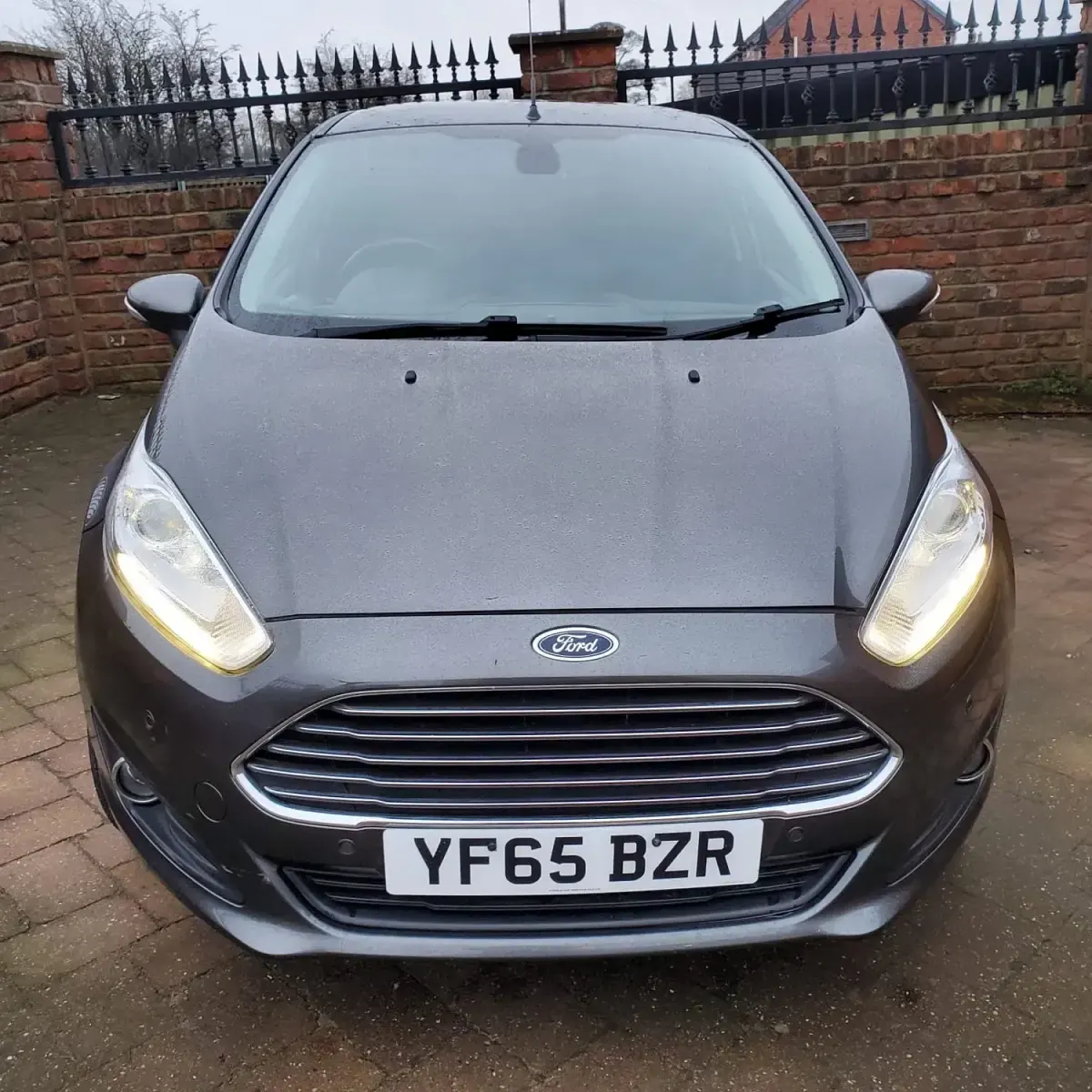 Usado Ford Fiesta Titanium 75 HP (55 kW) 2015 Cinzento Citadino