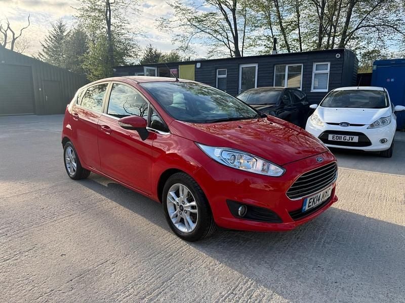 Begagnad Ford Fiesta Zetec 2014 Röd Halvkombi