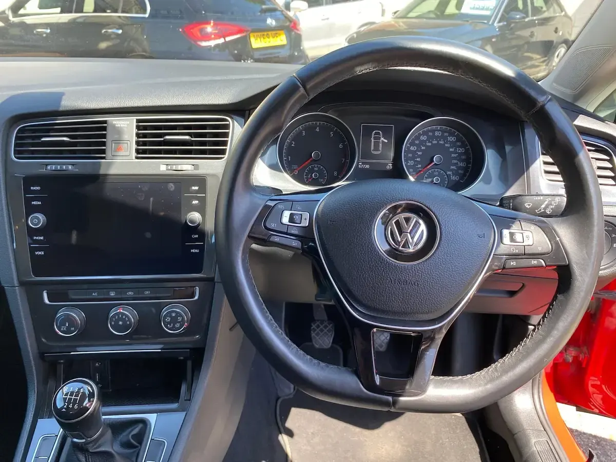 Used VW Golf VII SE 110 HP (80 kW) 2017 Red Hatchback
