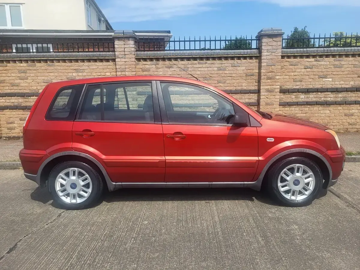 Used Ford Fusion Zetec 80 HP (58 kW) 2007 Orange Hatchback