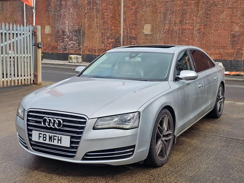Usado Audi A8 Advanced 350 HP (257 kW) 2011 Prateado Sedan