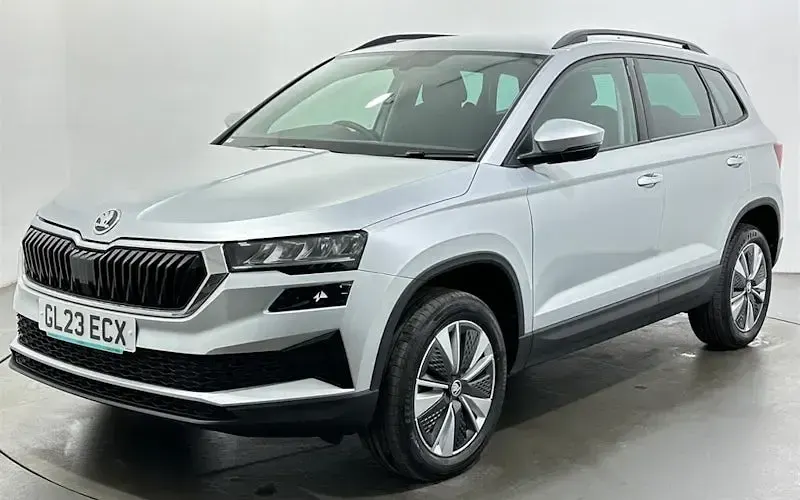 Usado Skoda Karoq SE Drive 110 HP (80 kW) 2023 Prateado SUV