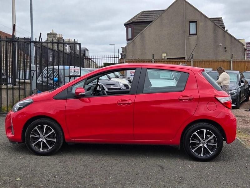 Used Toyota Yaris 111 HP (81 kW) 2018 Red Hatchback