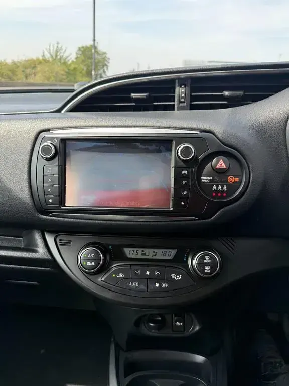 Used Toyota Yaris 100 HP (73 kW) 2015 Red Hatchback