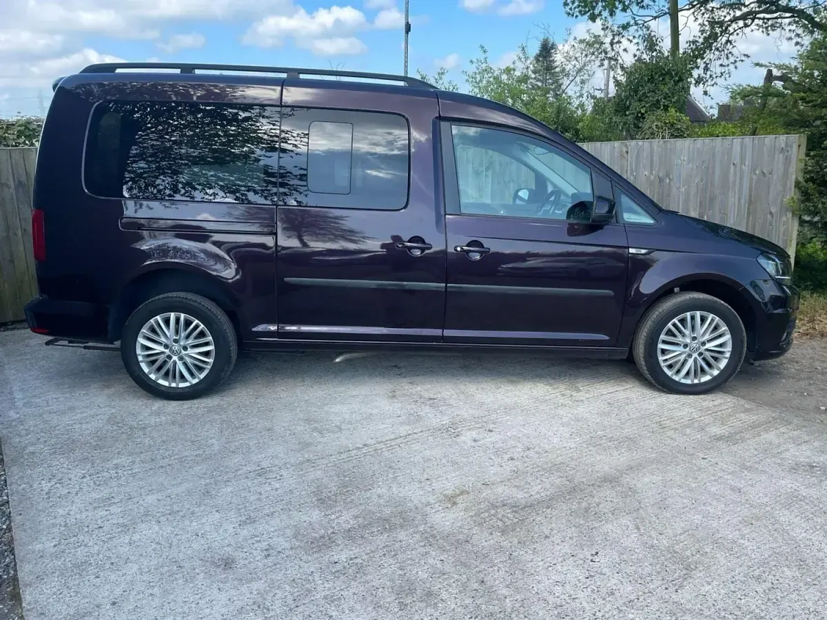 Usado VW Caddy Maxi S 2019 Roxo Monovolume