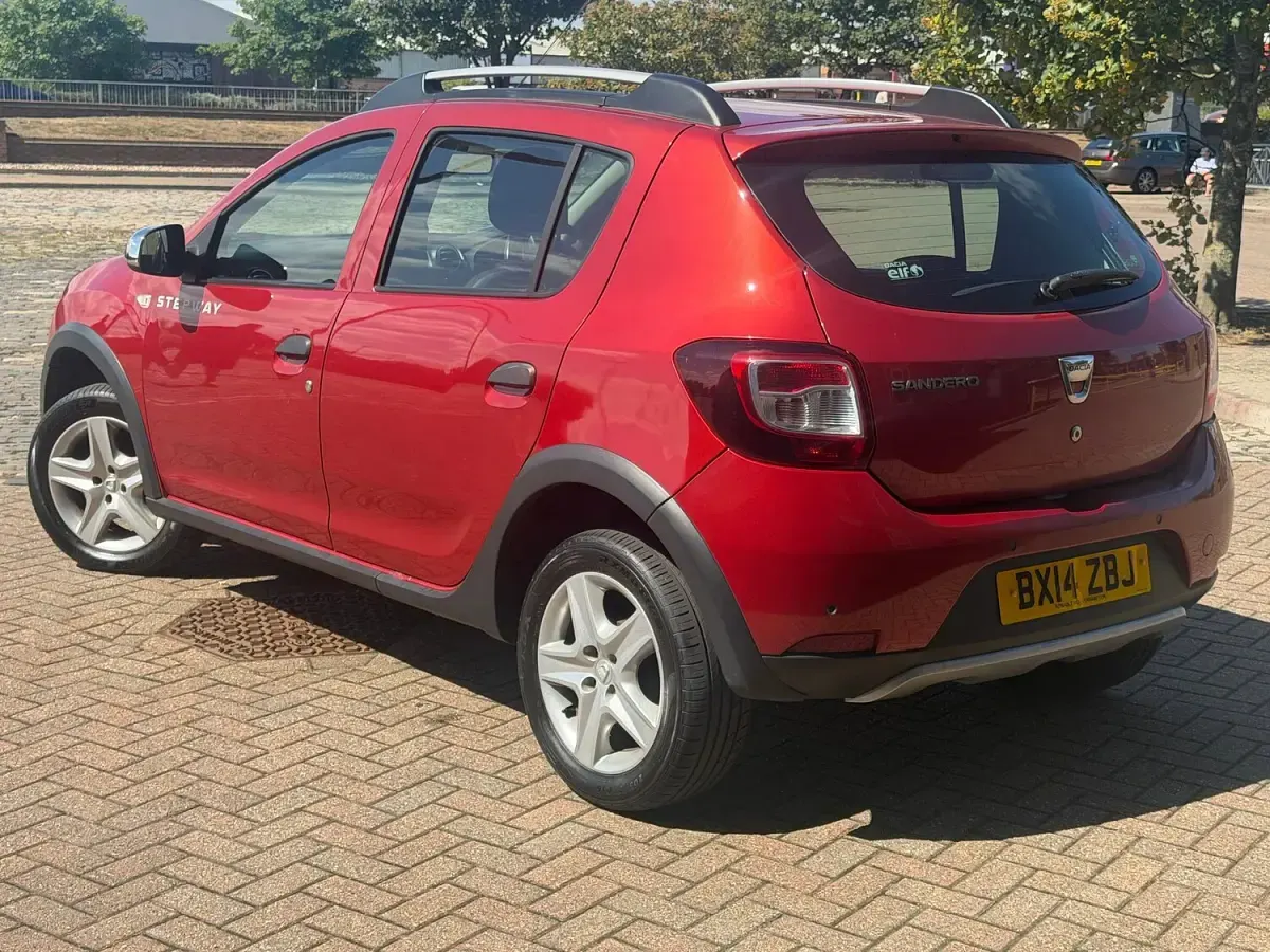 Used Dacia Sandero Lauréate 90 HP (66 kW) 2014 Red Hatchback
