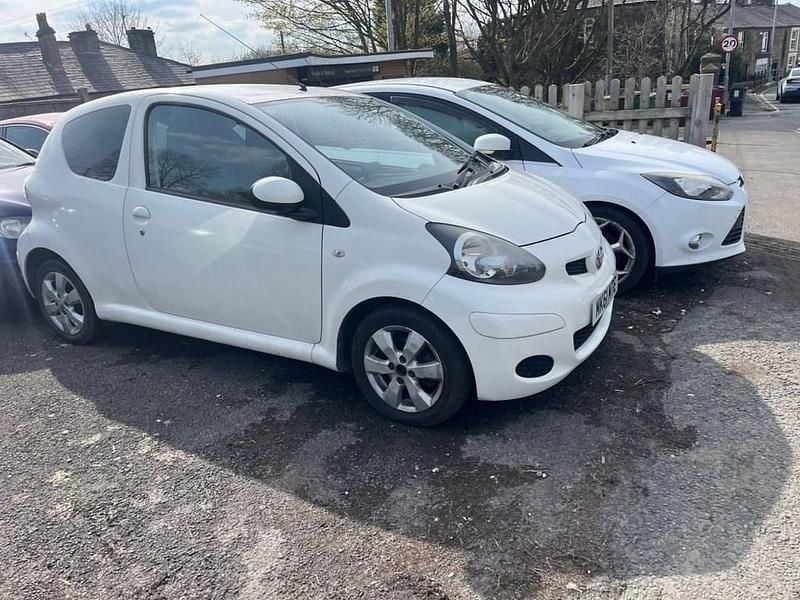 Used Toyota Aygo 67 HP (49 kW) 2011 White Hatchback