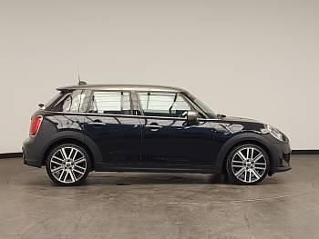 Usado Mini Cooper Exclusive 136 CV (100 kW) 2022 Negro Utilitario
