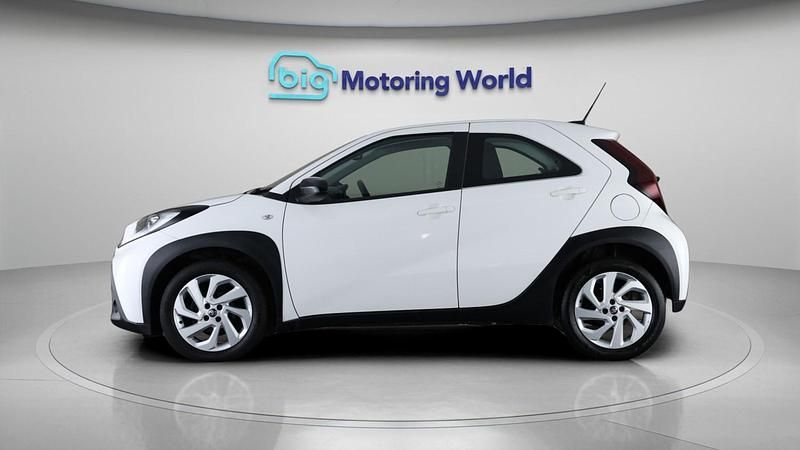 Used Toyota Aygo X PURE 72 HP (52 kW) 2022 White SUV